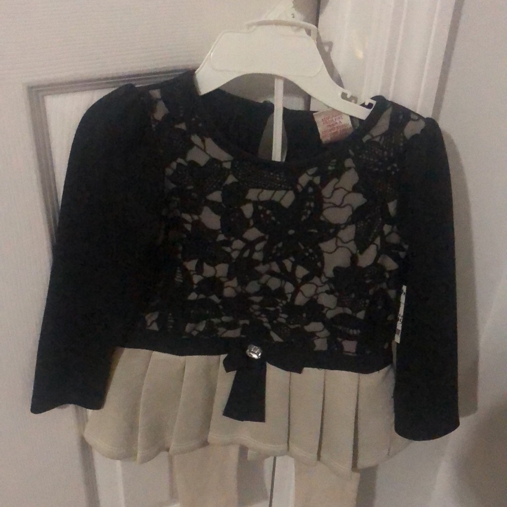*** 2 outfits *** Girls Max Studio 2pc Outfit & White Eyelet Dress - Picture 8 of 9
